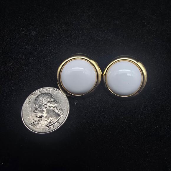 Monet White Round Clip On Earrings Gold Tone Vintage Jewelry - Picture 2 of 7